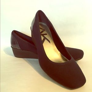 MINT CONDITION - Navy wedge Anne KLEIN sport